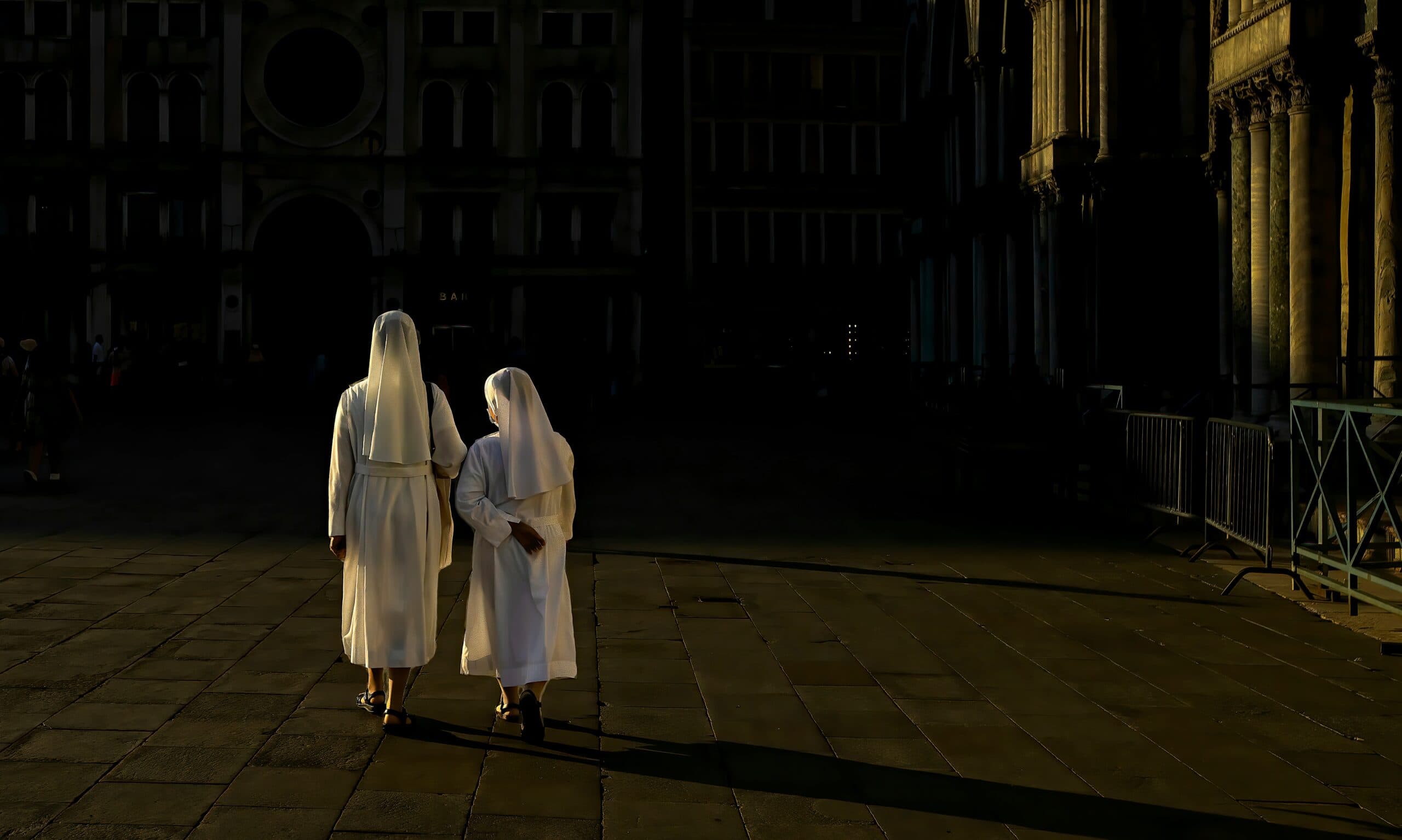 Nuns-ricardo-gomez-angel-TjSIQJ8CbEA-unsplash